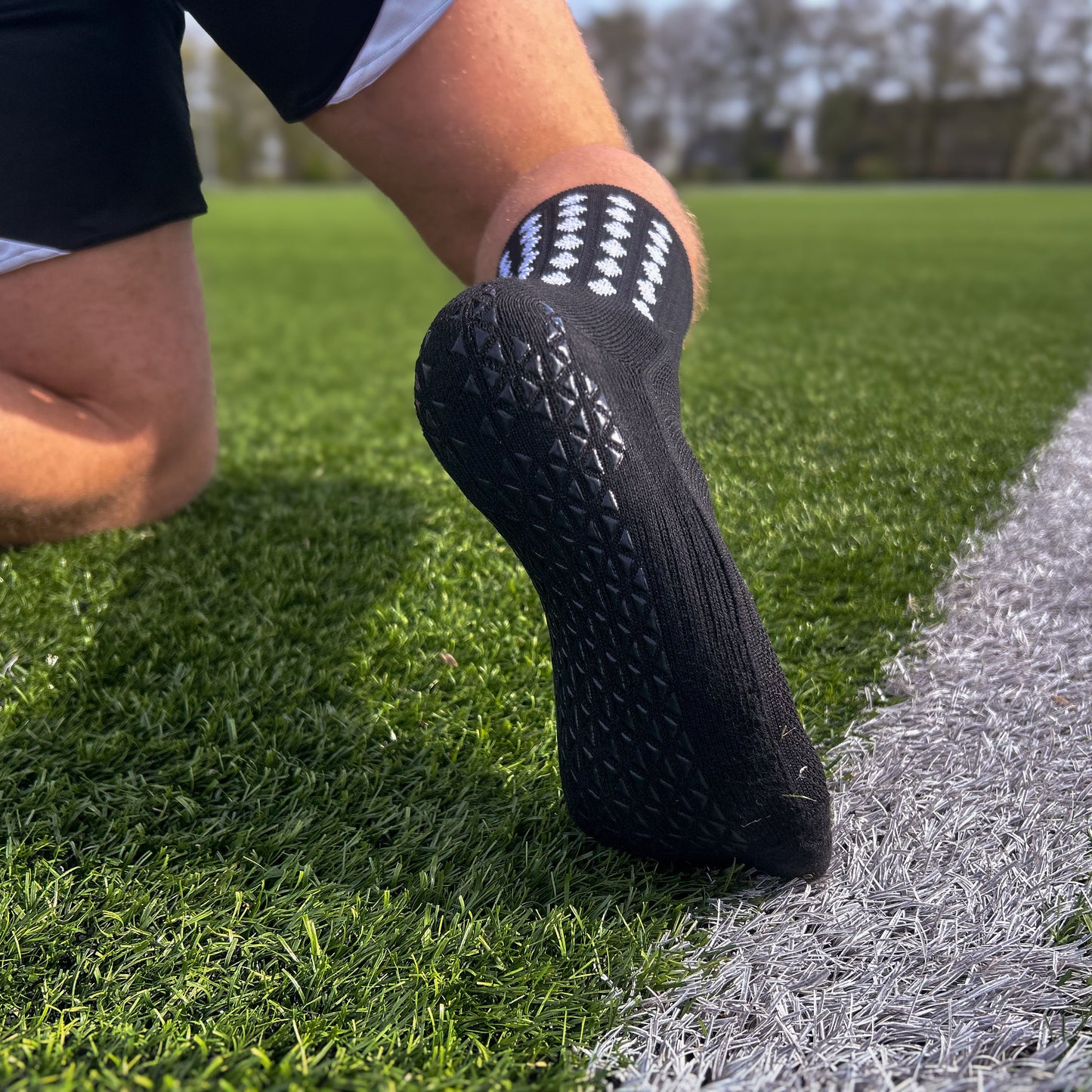 Football Supply | Essentials Bundel - Gripsokken & Mini Scheenbeschermers- Voetbal - Comfort - Zwart