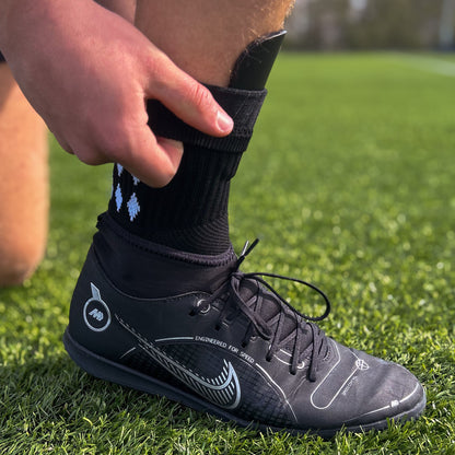 Football Supply | Essentials Bundel - Gripsokken & Mini Scheenbeschermers- Voetbal - Comfort - Zwart